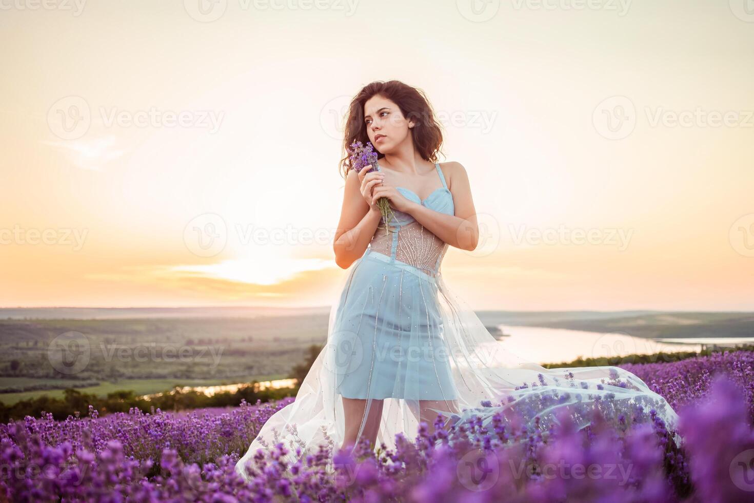 un hermosa joven niña en contra el puesta de sol y un hermosa cielo foto