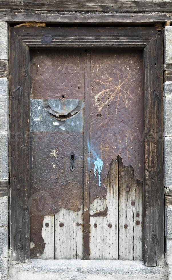 antiguo metal y de madera puerta foto