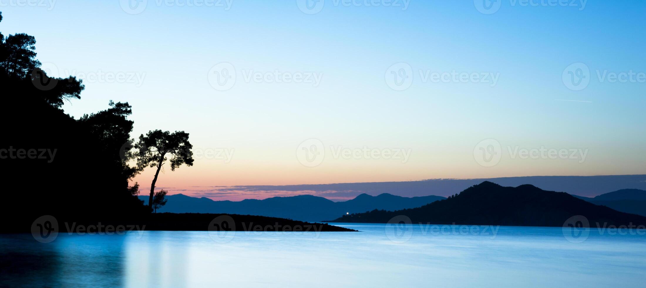 puesta de sol en la playa foto