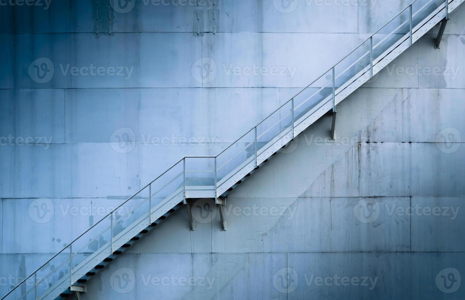 antiguo metal escalera foto