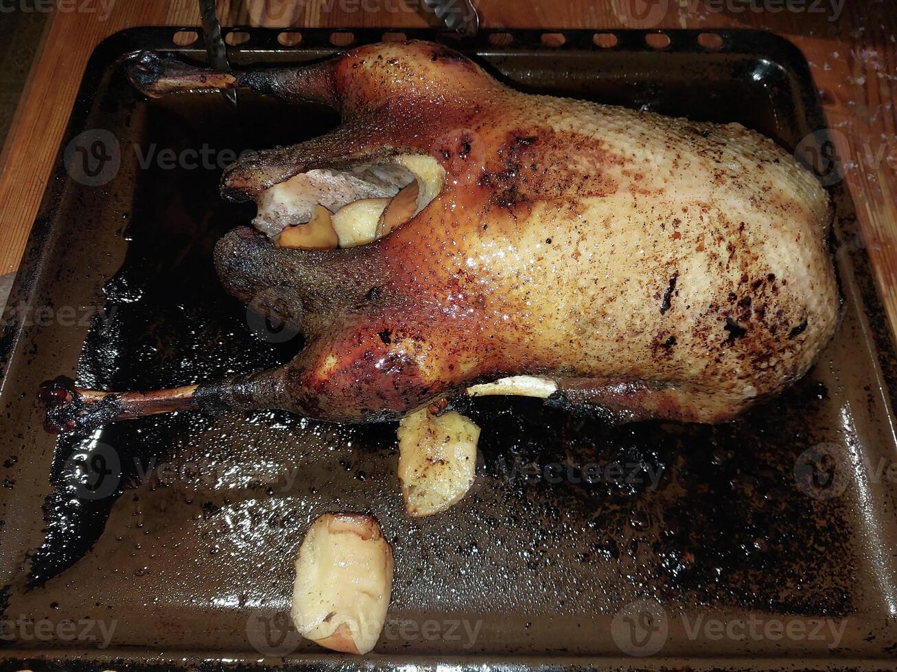 ganso pájaro horneado en el horno para Navidad foto