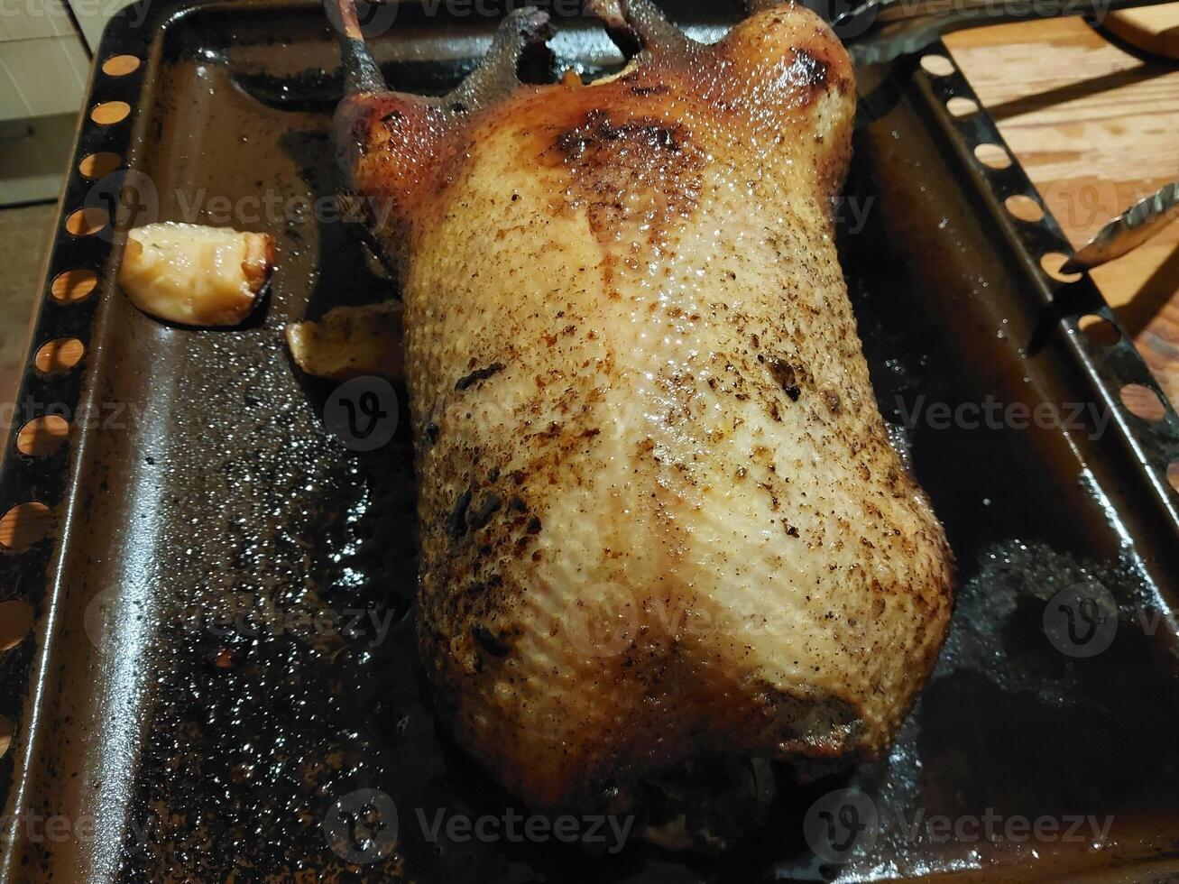 ganso pájaro horneado en el horno para Navidad foto