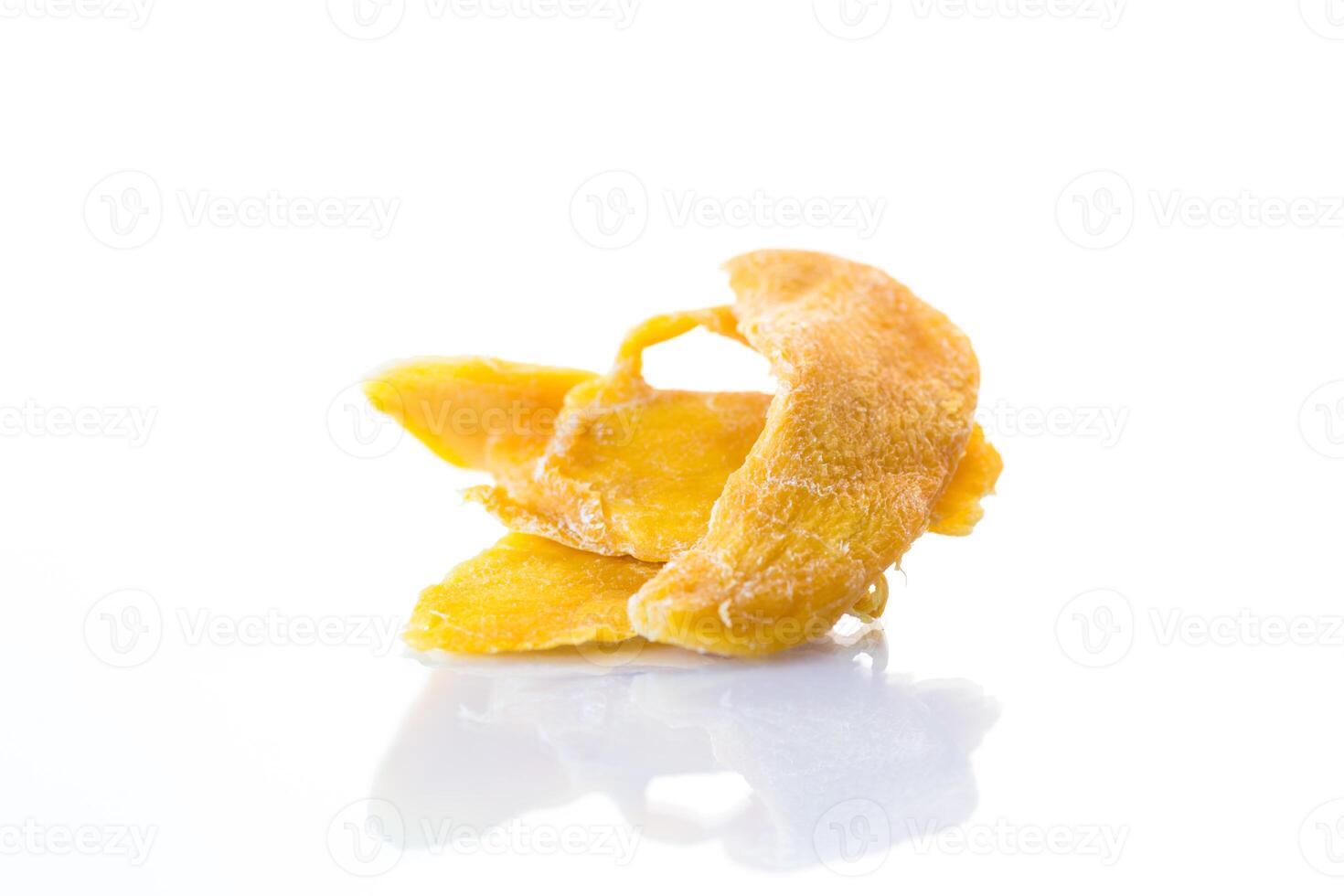 rebanadas de dulce maduro seco mango en blanco antecedentes foto