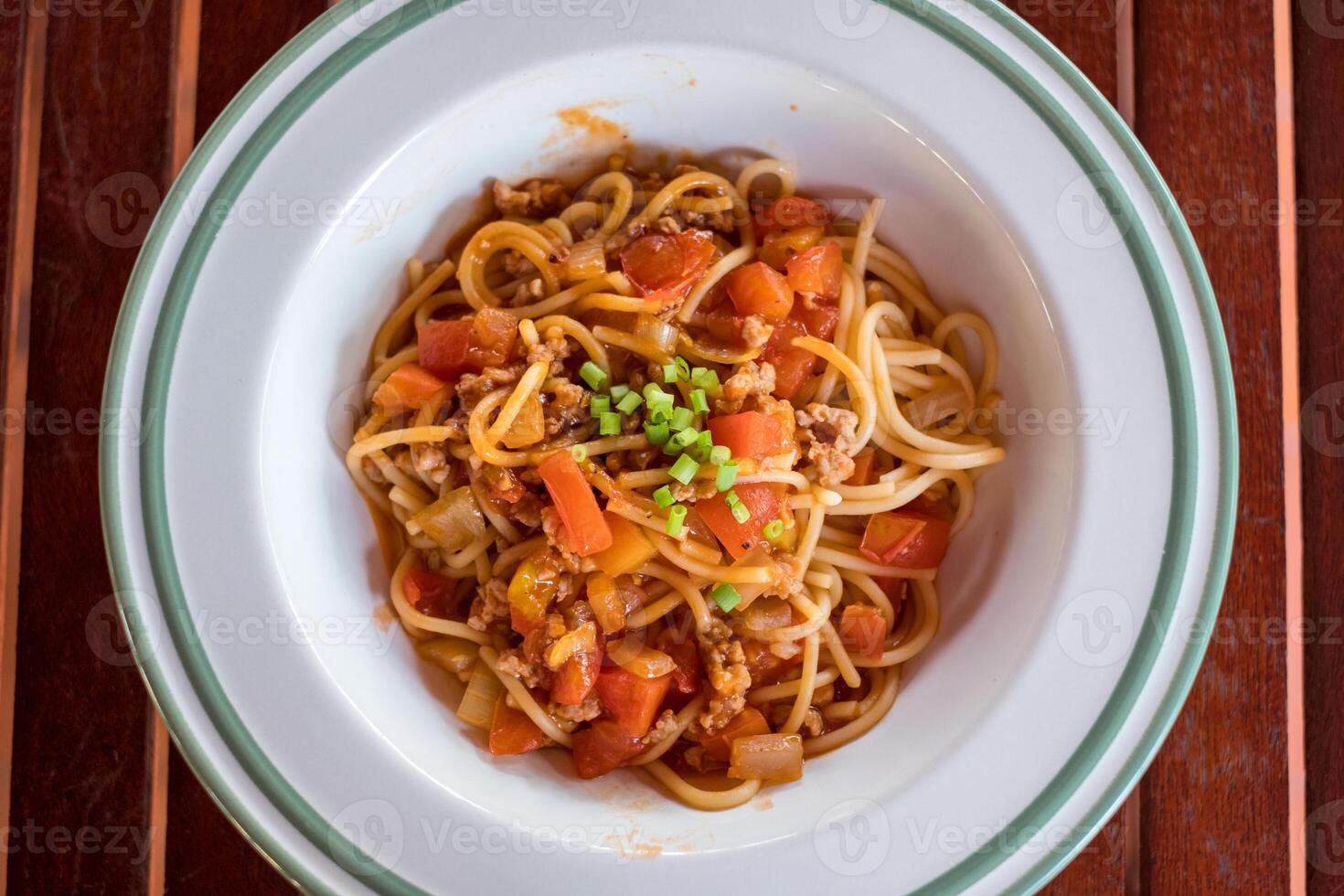 espaguetis tomate salsa con Cerdo y vegetal foto