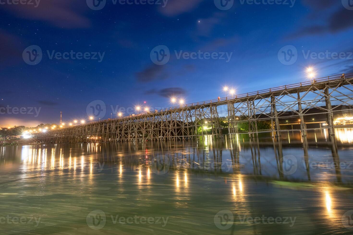 famoso de madera Lun puente en sangkhlaburi a crepúsculo foto