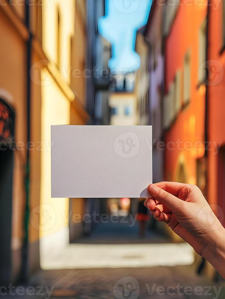 ai generado vacío tarjeta postal en un mujer mano en el centrar de el naranja ciudad. blanco burlarse de arriba de un horizontal tarjeta postal. alto calidad. ai generativo foto