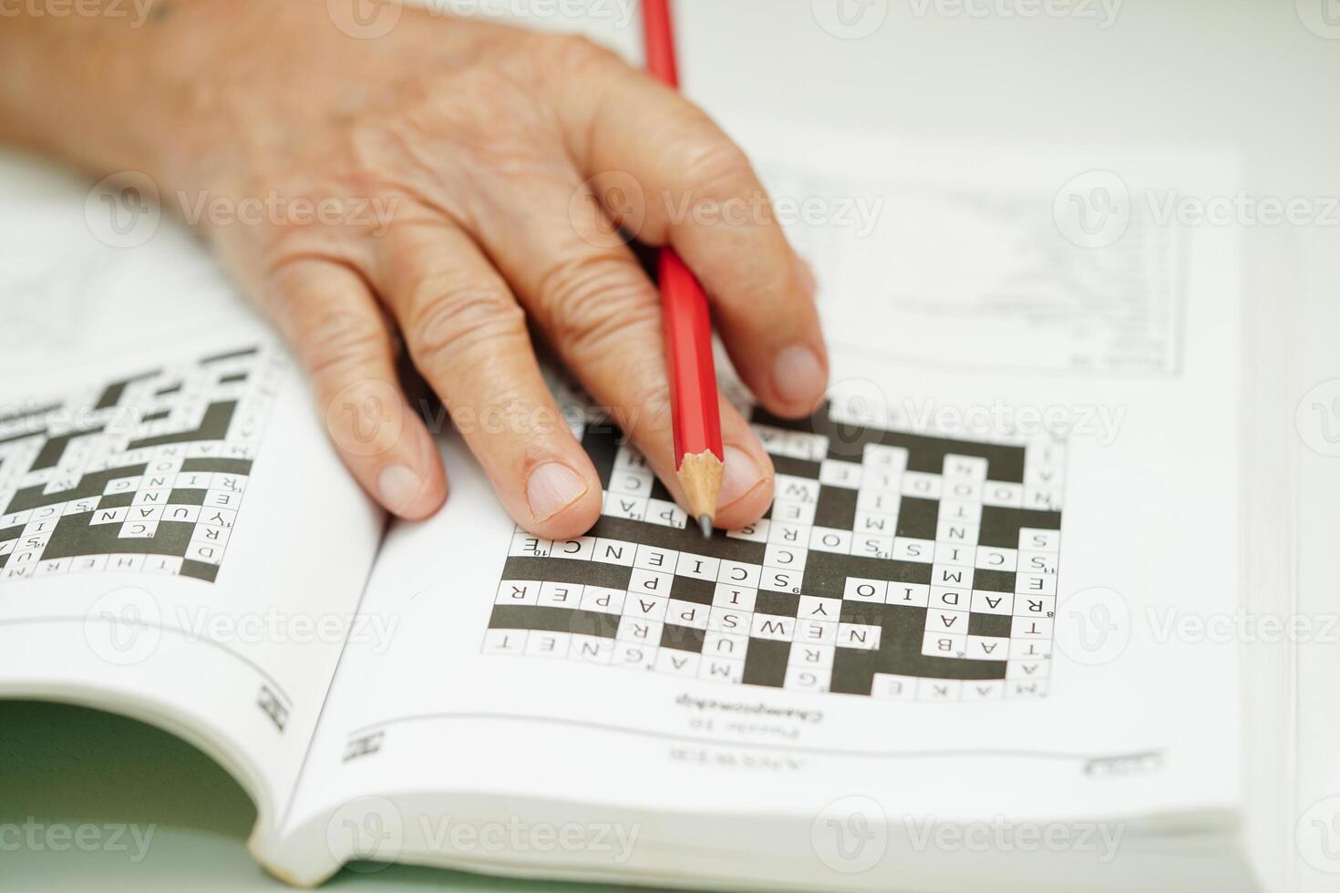 mayor mujer jugando sudoku rompecabezas juego para tratamiento demencia prevención y Alzheimer enfermedad. foto