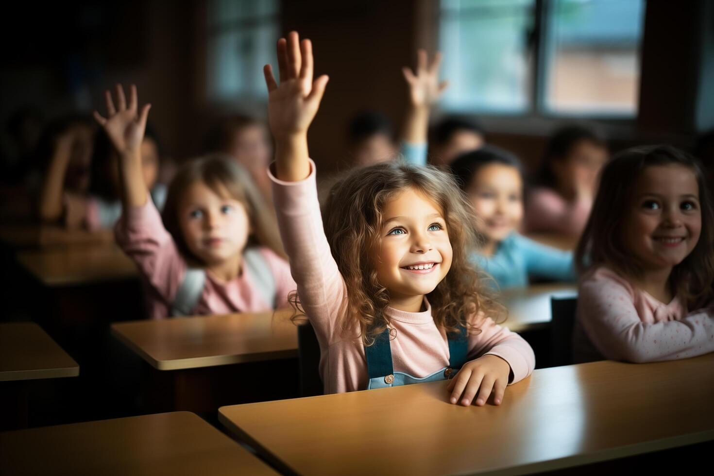 ai generado contento pequeño estudiante niña levantamiento mano arriba a respuesta. generativo ai. foto