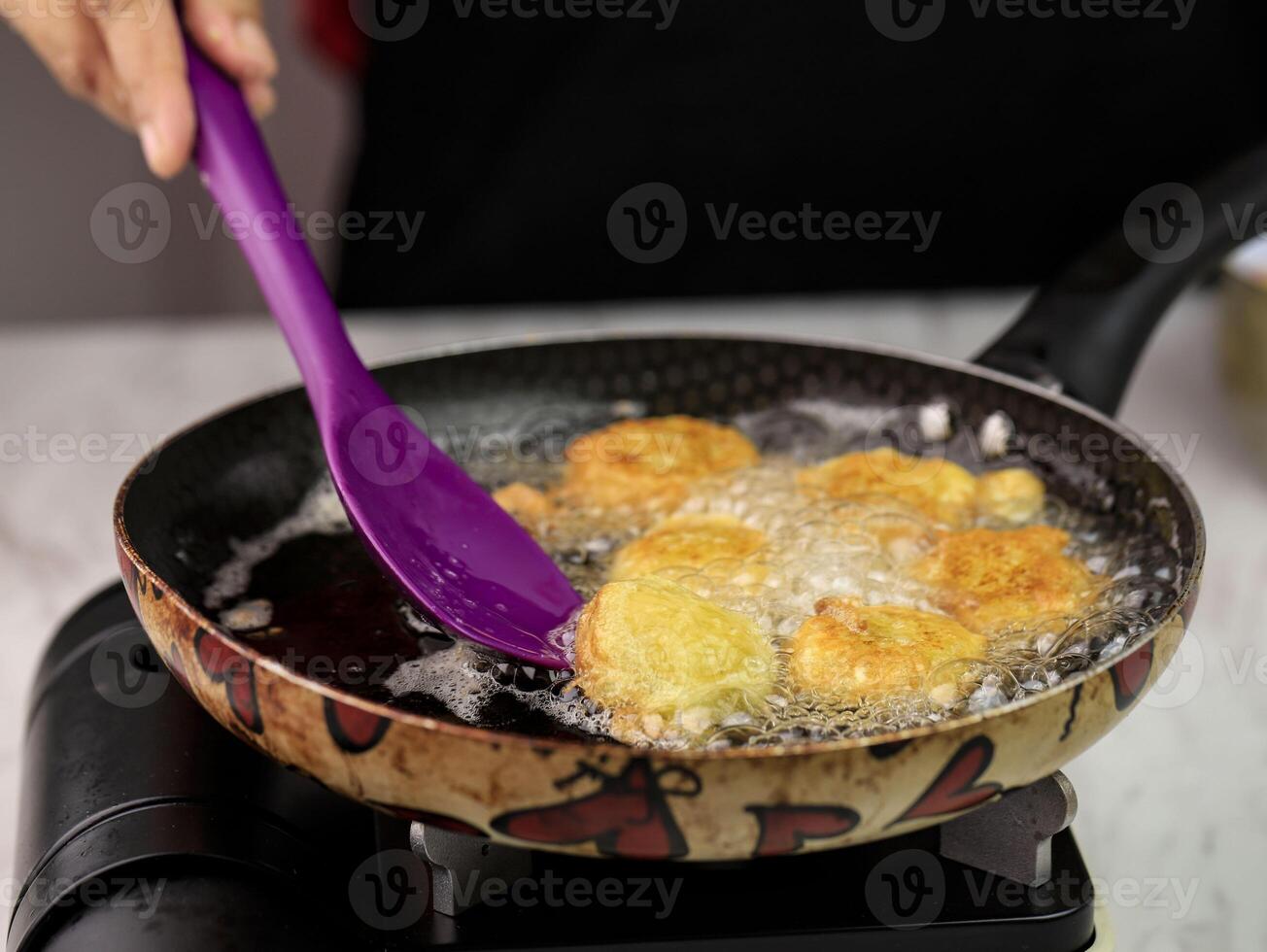 Cocinando perkedel kentang foto