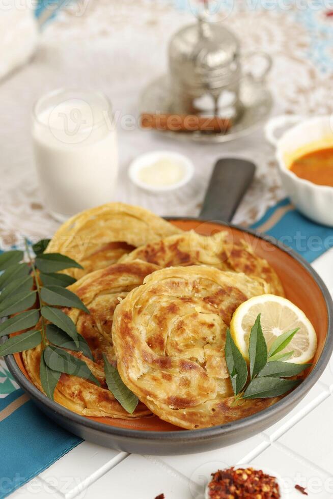 Roti parata o Roti Canai con Cordero curry salsa foto