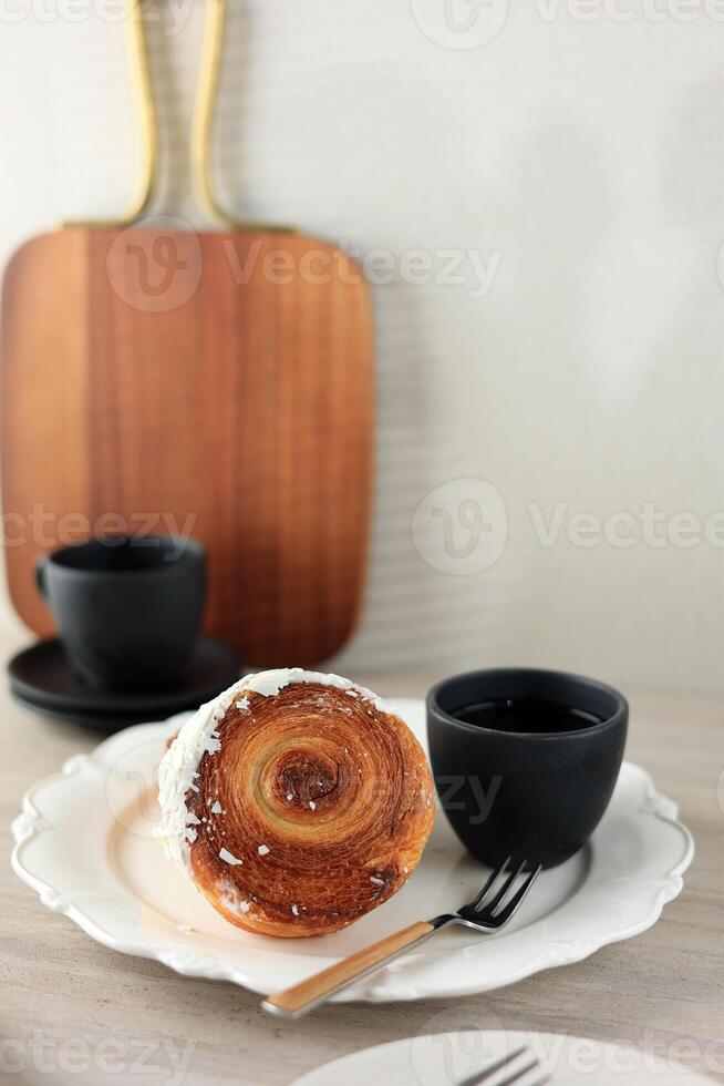 cromboloni con blanco chocolate y café foto