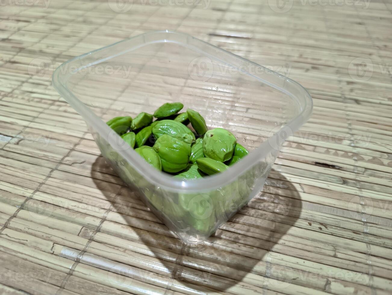petai semillas en un transparente envase foto