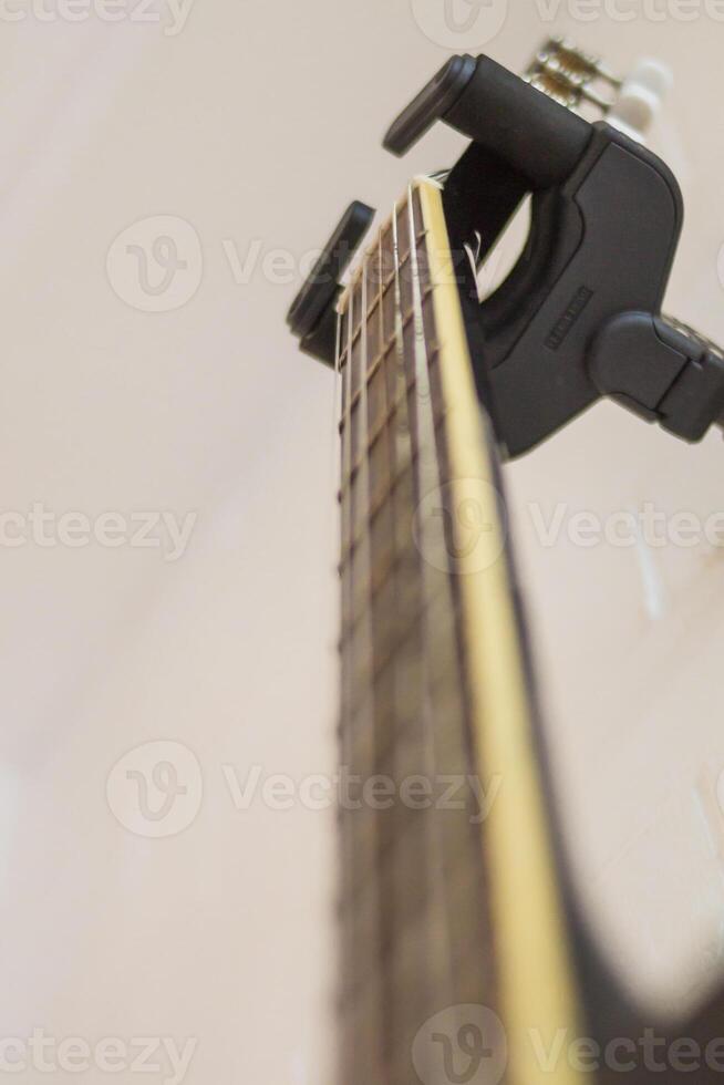 guitarras ese fueron mantenido en el música práctica habitación eso es un guitarra ese es previsto para músicos a práctica y aprender antes de ejecutando en orden a reducir el Error de jugando guitarra en escenario. foto