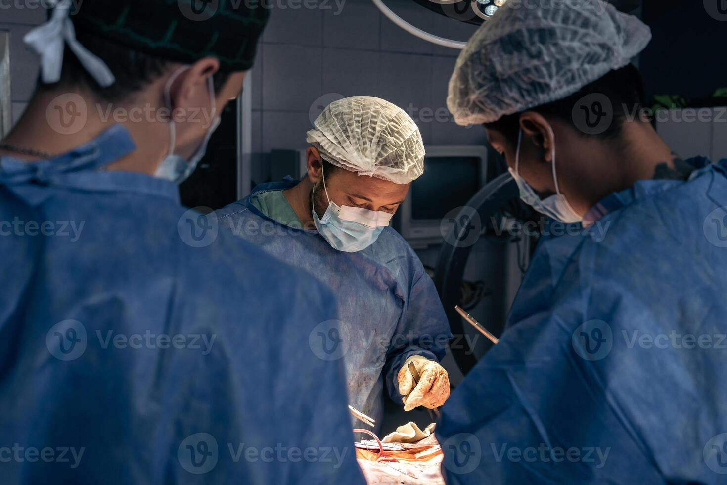 equipo de doctores en un operando habitación foto