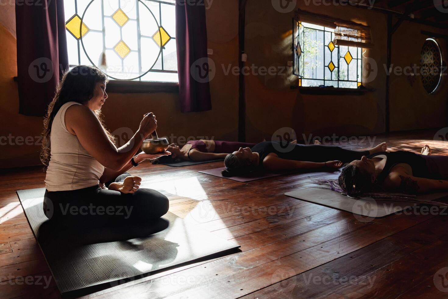 hembra yoga profesor conductible un meditación sesión. shavasana, el postura de alivio, silencio, y quietud foto