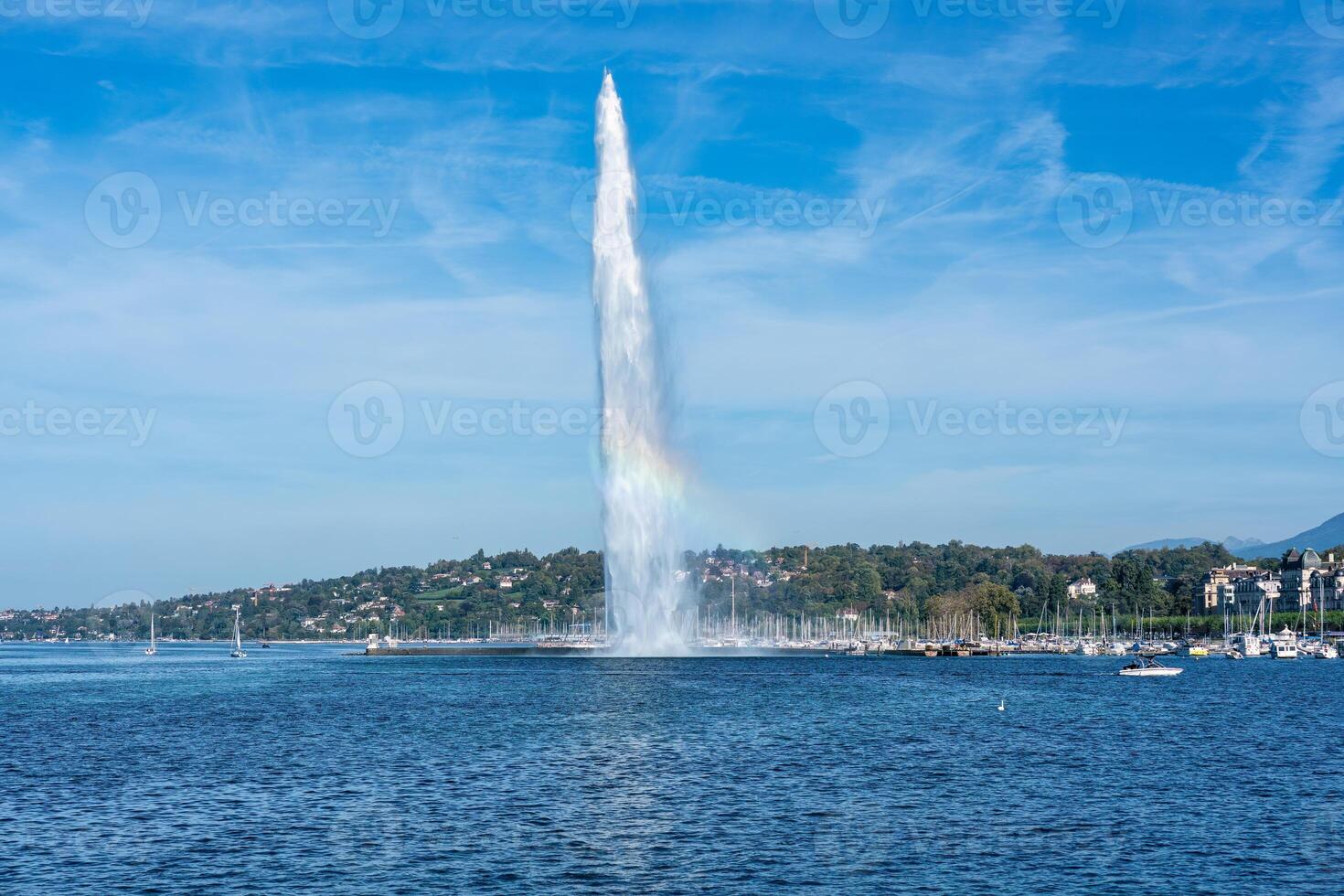 el chorro de agua punto de referencia grande fuente con arco iris en Ginebra, Suiza foto