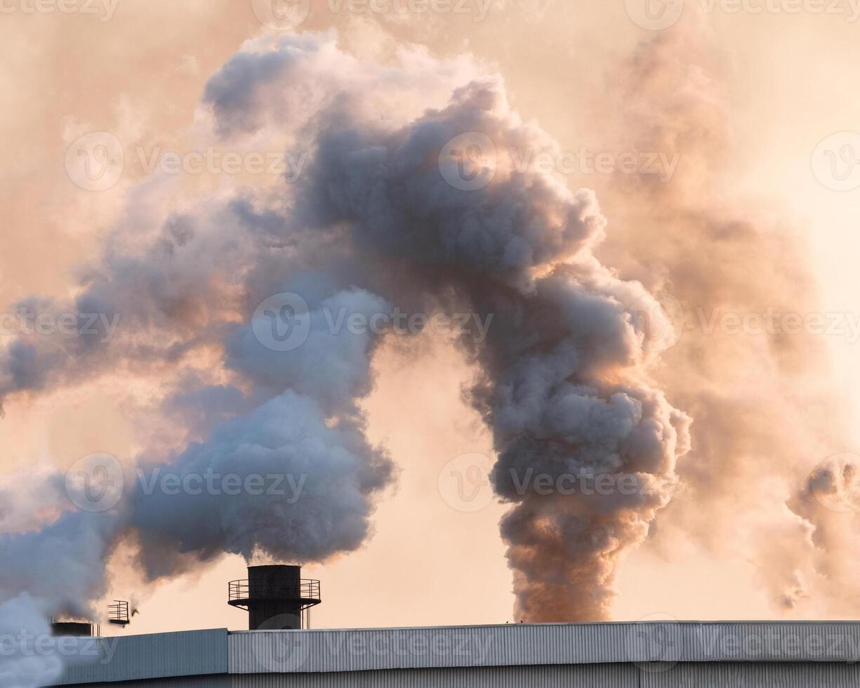 fábrica ardiente caña con fumar y contaminación en cielo, global calentamiento foto