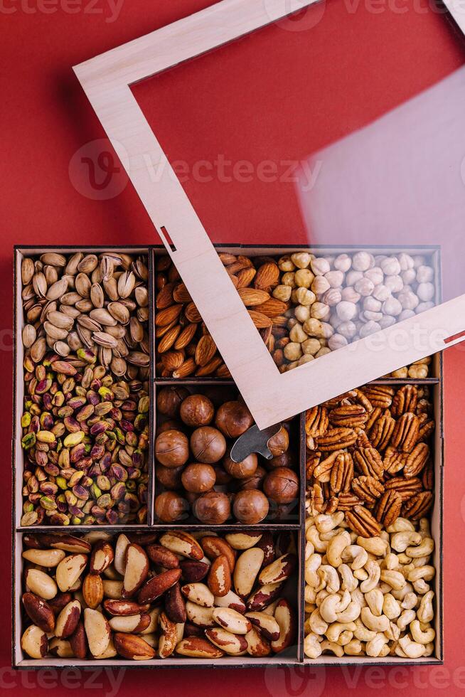 nueces surtidas en una caja de madera foto