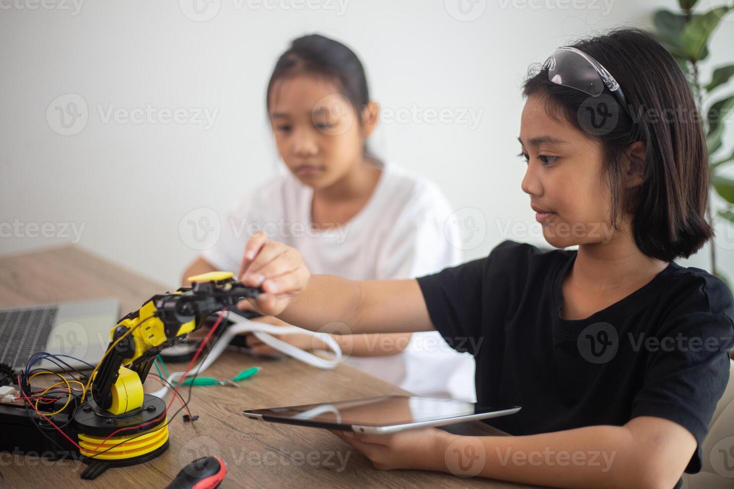 inventivo niños aprender a hogar por codificación robot carros y electrónico tablero cables en provenir. construyendo robot carros a hogar foto