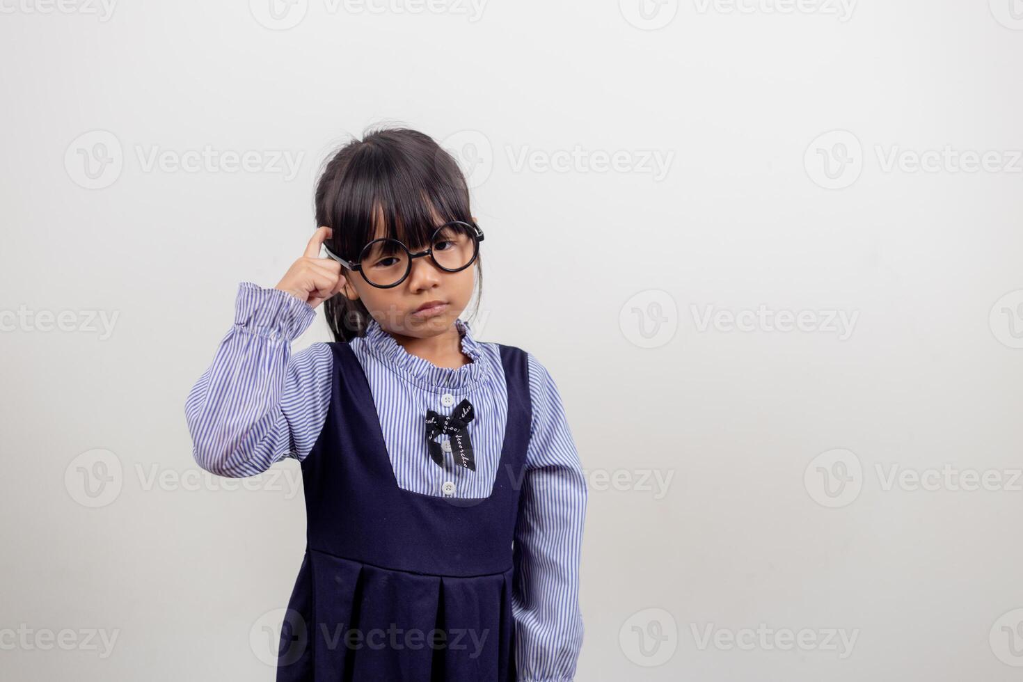 niña asiática divertida con gafas de fondo blanco foto