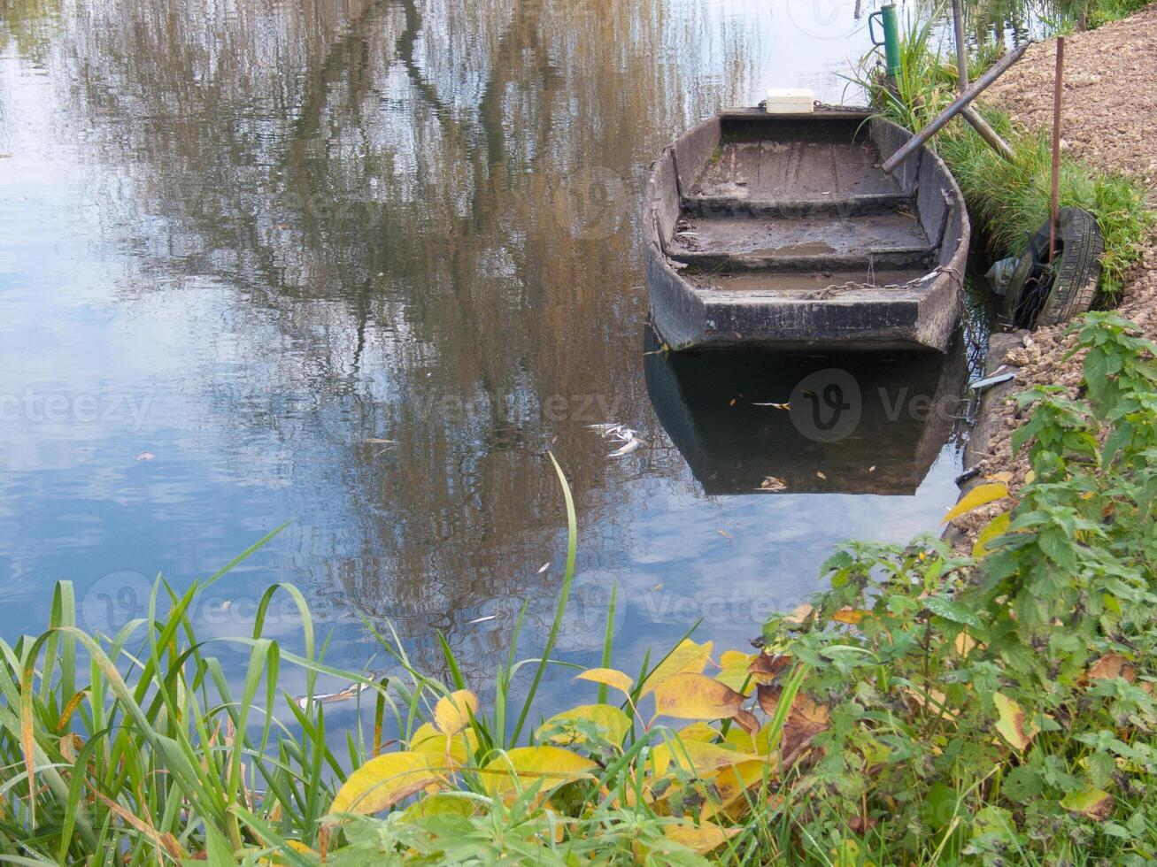 un pequeño barco en el agua foto