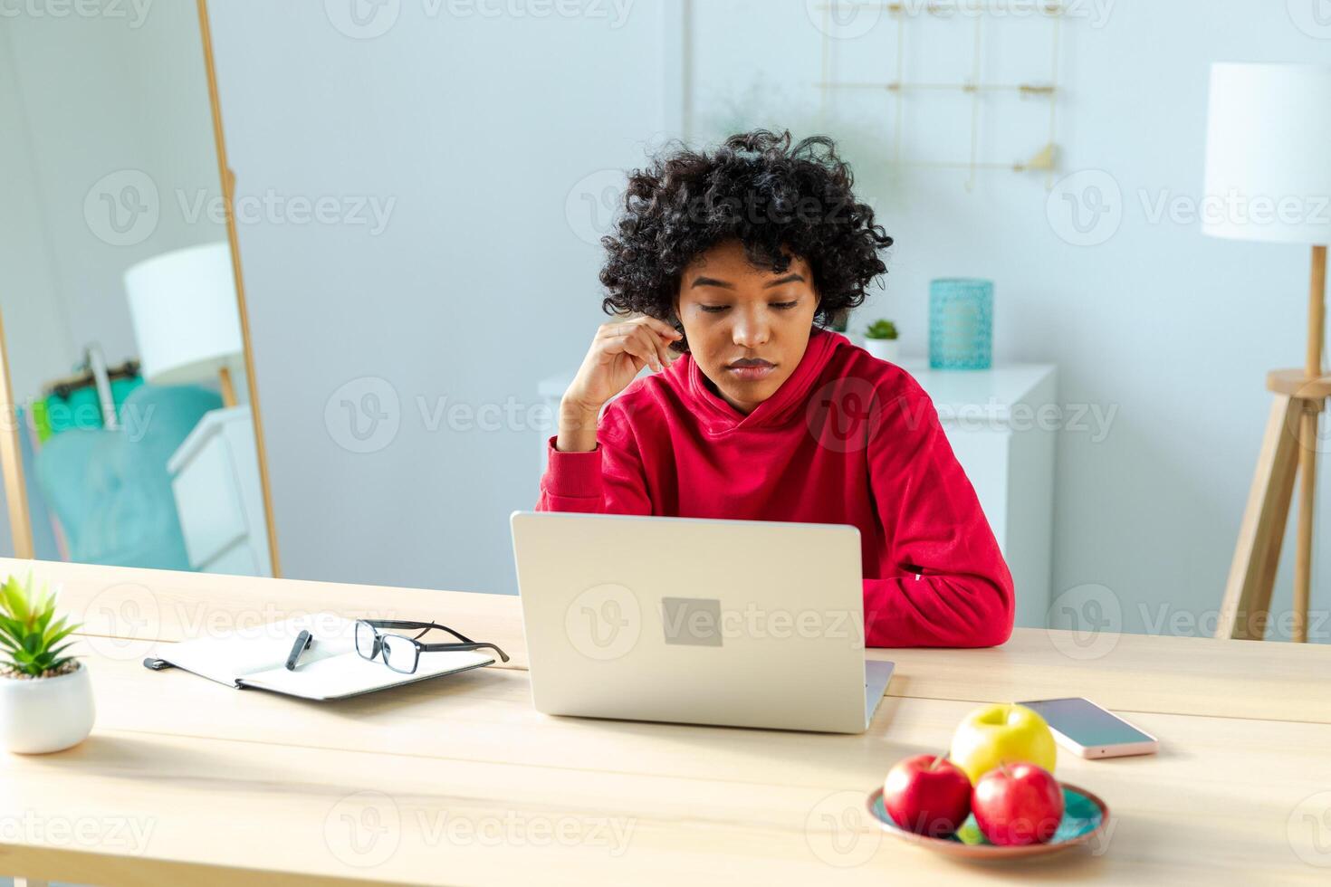 africano americano niña utilizando ordenador portátil a hogar oficina mirando a pantalla mecanografía chateando leyendo escritura correo electrónico. joven mujer teniendo virtual reunión en línea charla vídeo llamada conferencia. trabajo aprendizaje desde hogar foto