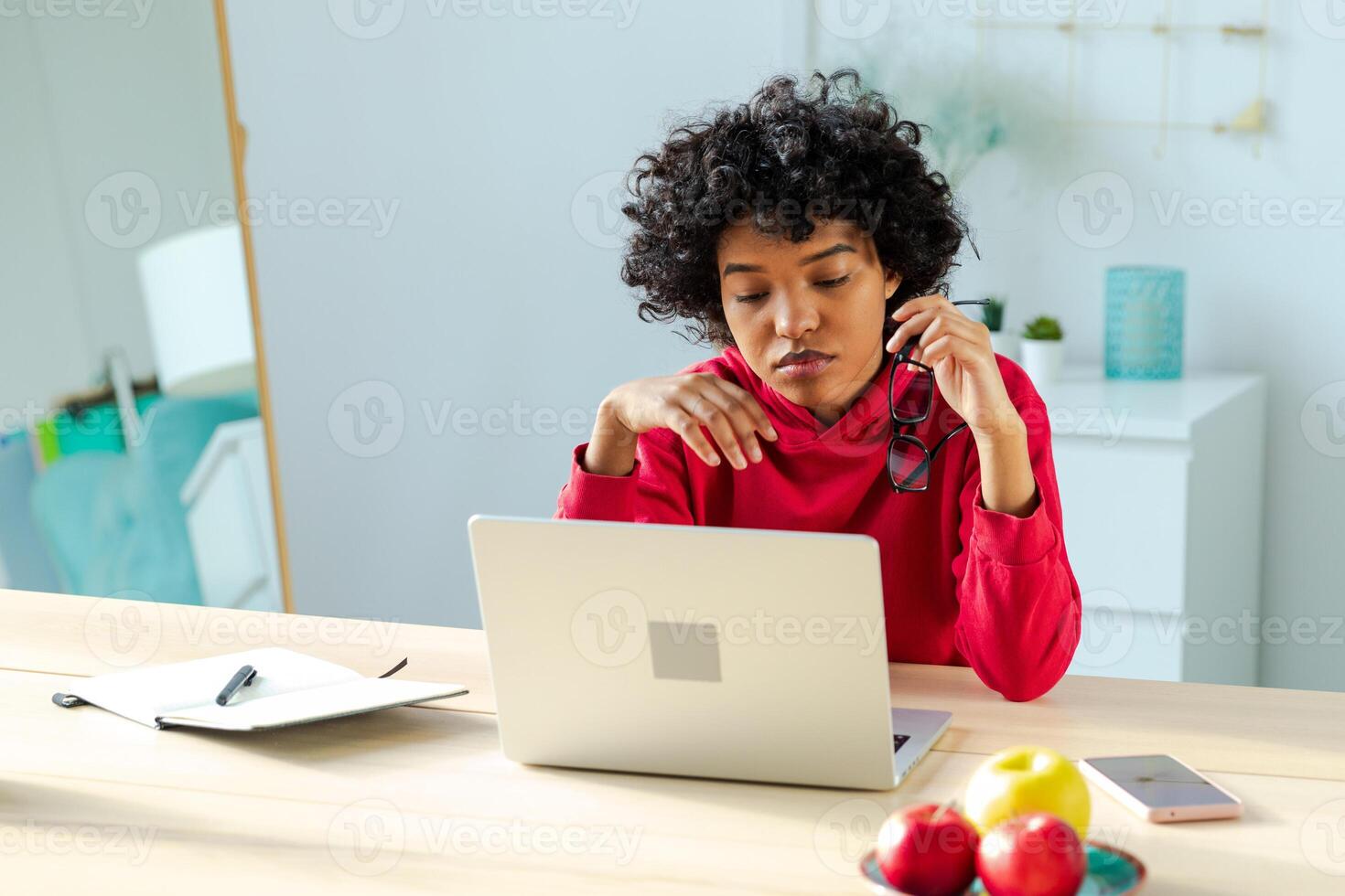 africano americano niña utilizando ordenador portátil a hogar oficina mirando a pantalla mecanografía chateando leyendo escritura correo electrónico. joven mujer teniendo virtual reunión en línea charla vídeo llamada conferencia. trabajo aprendizaje desde hogar foto