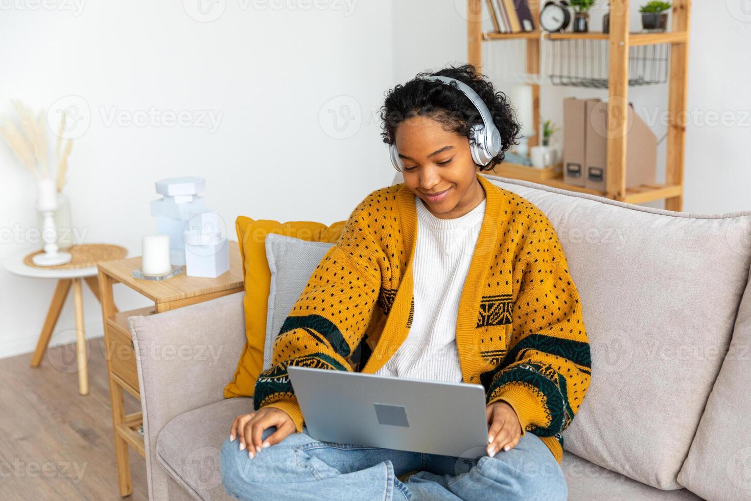 africano americano niña utilizando ordenador portátil a hogar oficina mirando a pantalla mecanografía chateando leyendo escritura correo electrónico. joven mujer teniendo virtual reunión en línea charla vídeo llamada conferencia. trabajo aprendizaje desde hogar foto