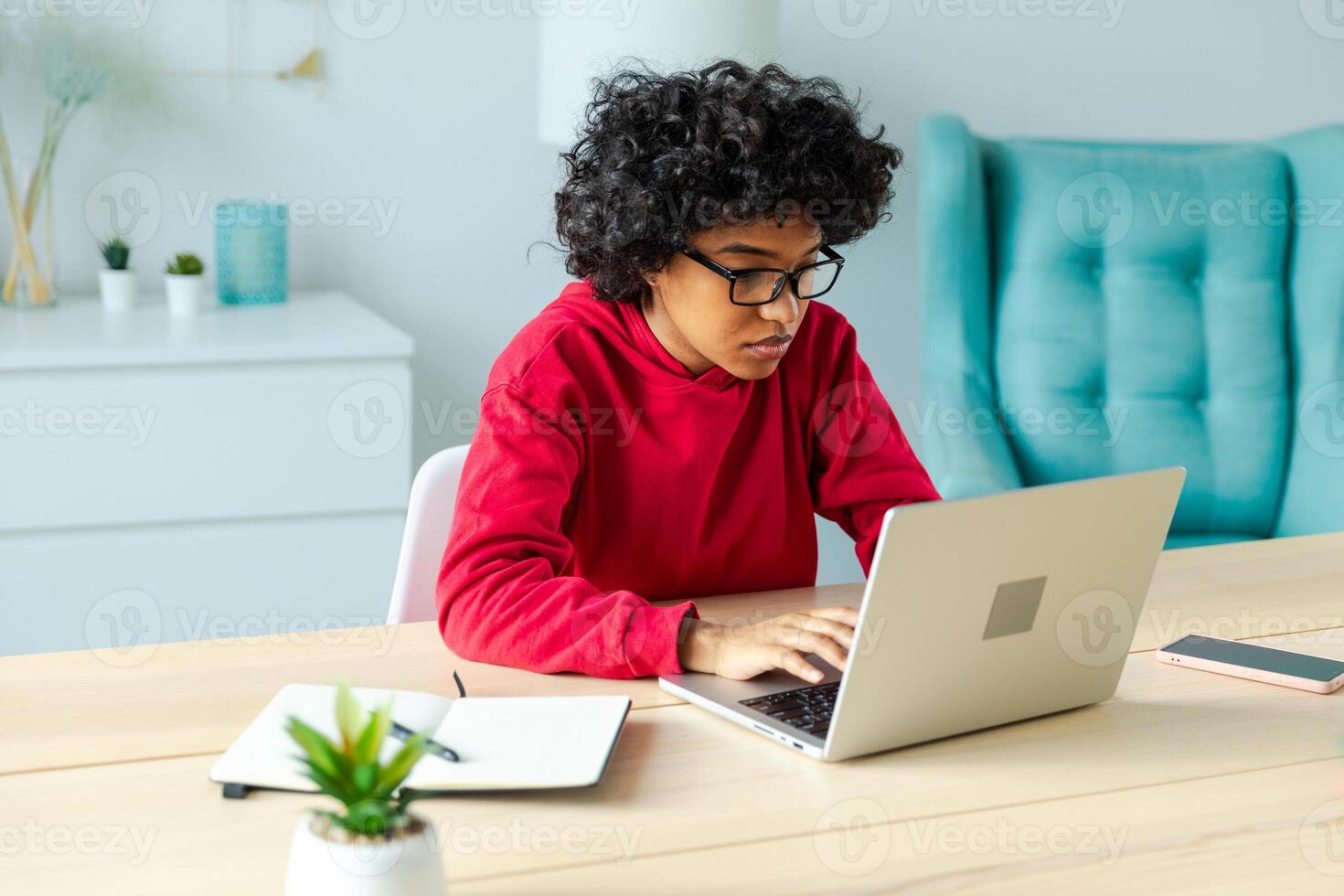 africano americano niña utilizando ordenador portátil a hogar oficina mirando a pantalla mecanografía chateando leyendo escritura correo electrónico. joven mujer teniendo virtual reunión en línea charla vídeo llamada conferencia. trabajo aprendizaje desde hogar foto