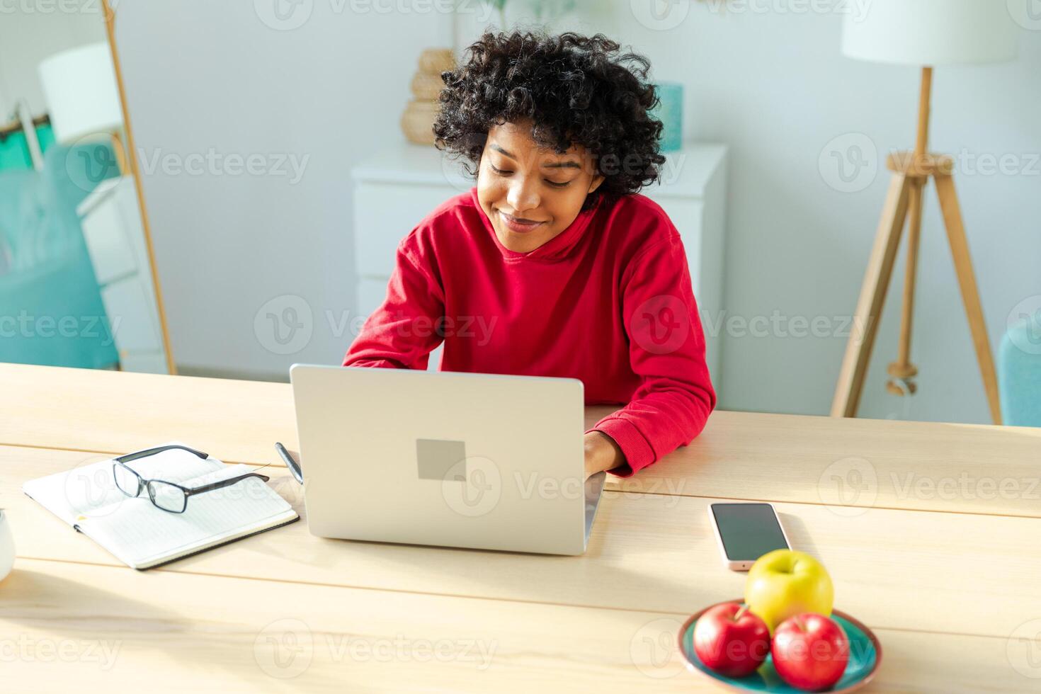 africano americano niña utilizando ordenador portátil a hogar oficina mirando a pantalla mecanografía chateando leyendo escritura correo electrónico. joven mujer teniendo virtual reunión en línea charla vídeo llamada conferencia. trabajo aprendizaje desde hogar foto