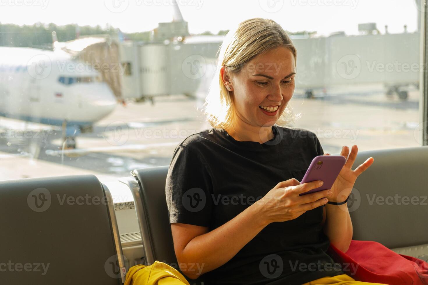 aeropuerto Terminal. mujer esperando para vuelo utilizando teléfono inteligente niña con célula teléfono en aeropuerto surf Internet social medios de comunicación aplicaciones de viaje hembra en embarque salón de aerolínea centro. de viaje niña foto