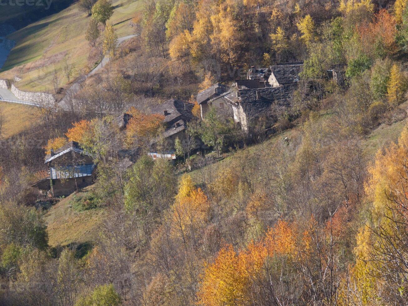 un pequeño pueblo en un ladera foto