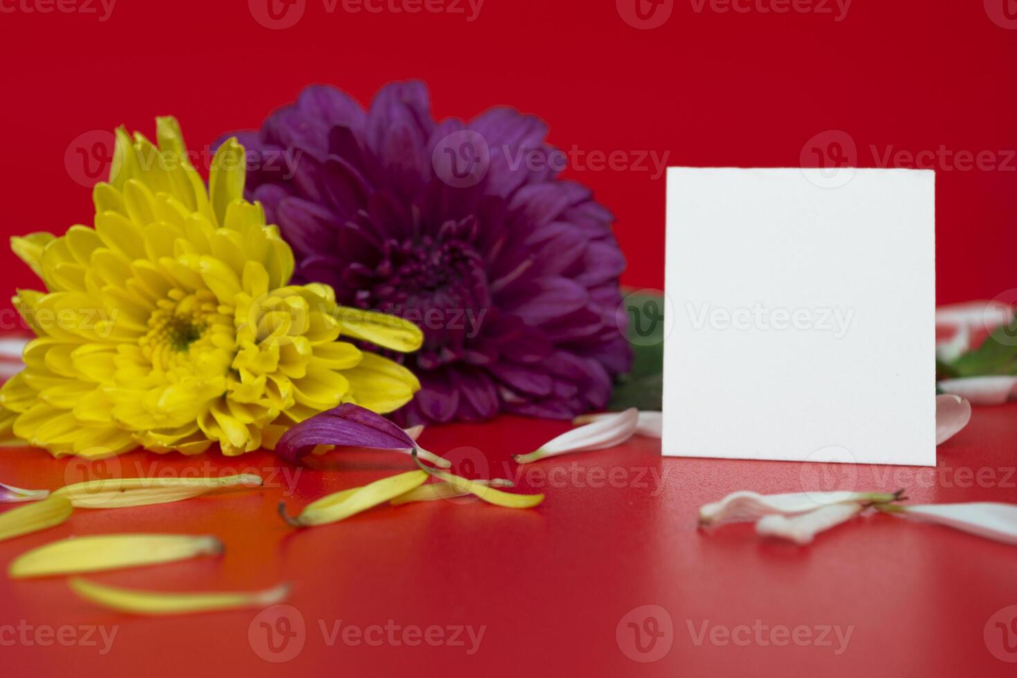 diseño concepto de de la madre día fiesta saludo diseño con flor ramo de flores y tarjeta. foto