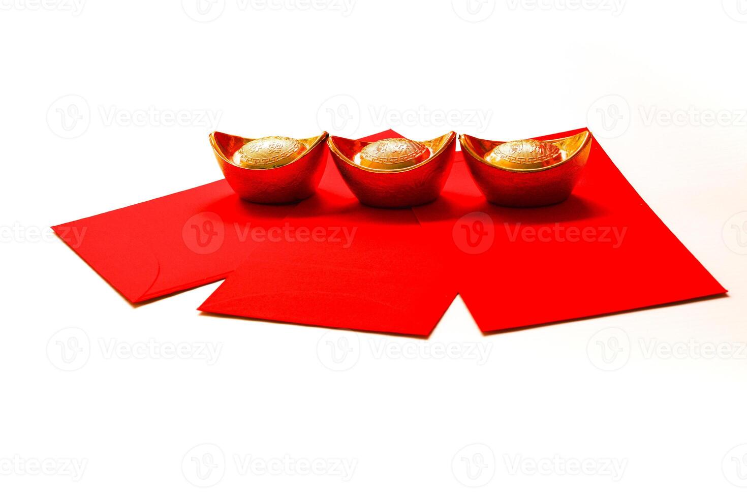 chino nuevo año primavera festival decoraciones rojo paquete y oro lingotes en blanco antecedentes. foto
