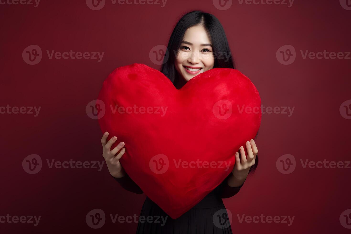 ai generado sonriente asiático mujer participación grande rojo corazón almohada en oscuro rojo fondo, neural red generado fotorrealista imagen foto