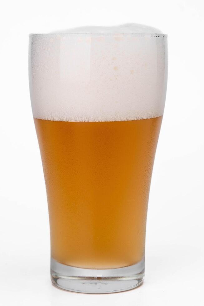 un vaso de cerveza. frío ligero arte cerveza en un vaso aislado en blanco antecedentes. arte cerveza medio litro foto