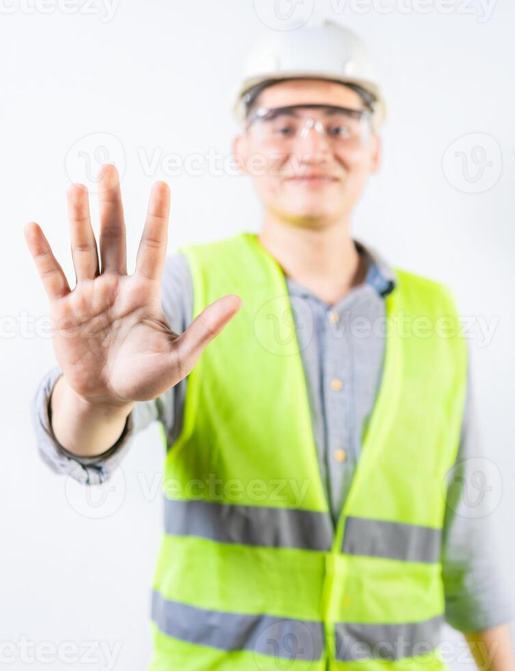 joven ingeniero contando número cinco aislado. sonriente ingeniero demostración número cinco con mano aislado foto