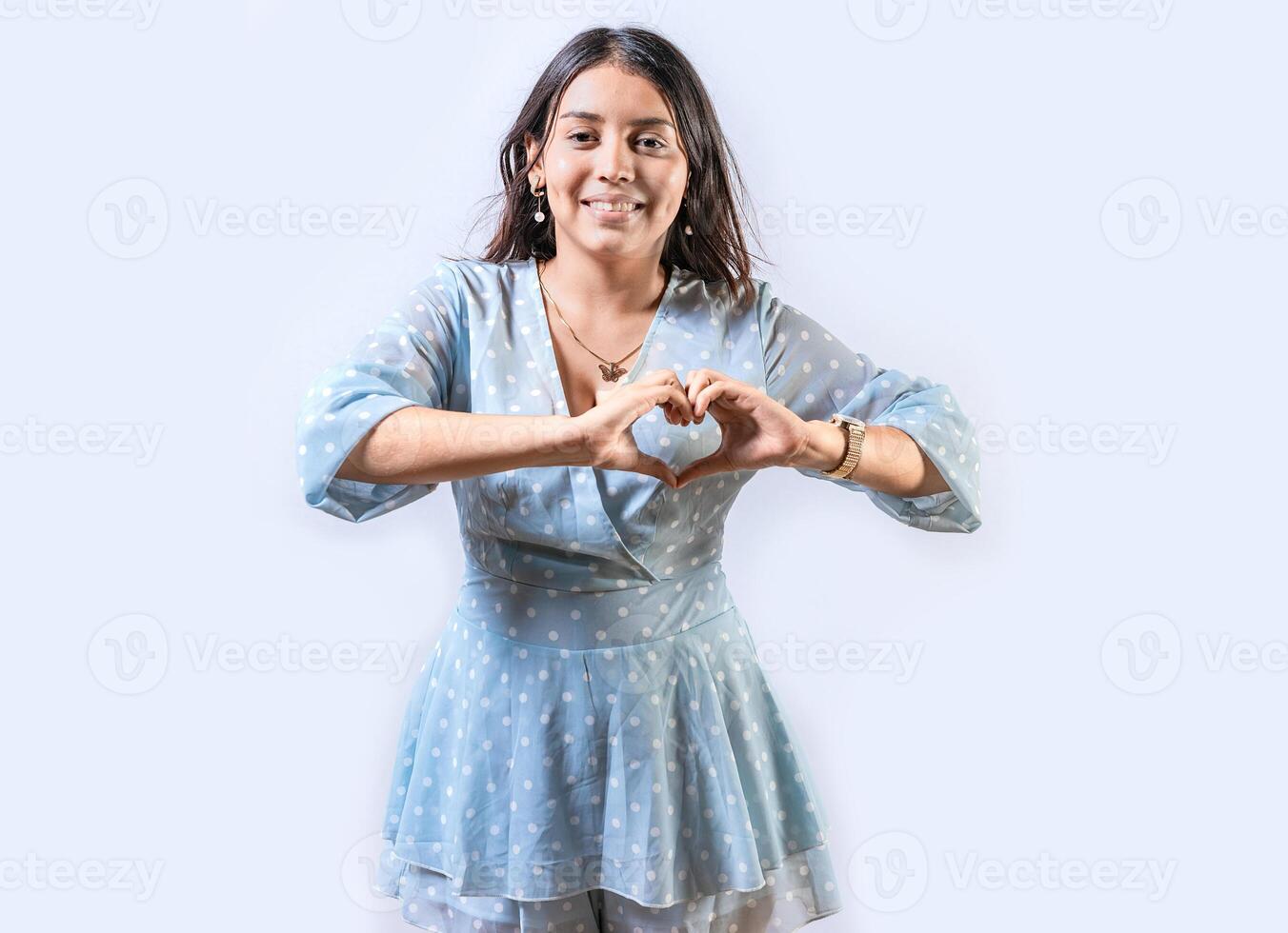 gracioso joven niña haciendo corazón forma con manos. adolescente niña haciendo corazón forma con su manos. contento niña haciendo corazón forma con manos aislado foto