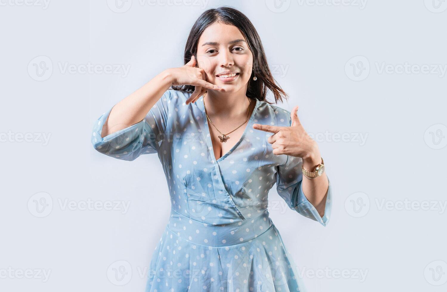 joven mujer gesticulando llamada yo en firmar idioma aislado. manual gestos de personas con escuchando problemas foto