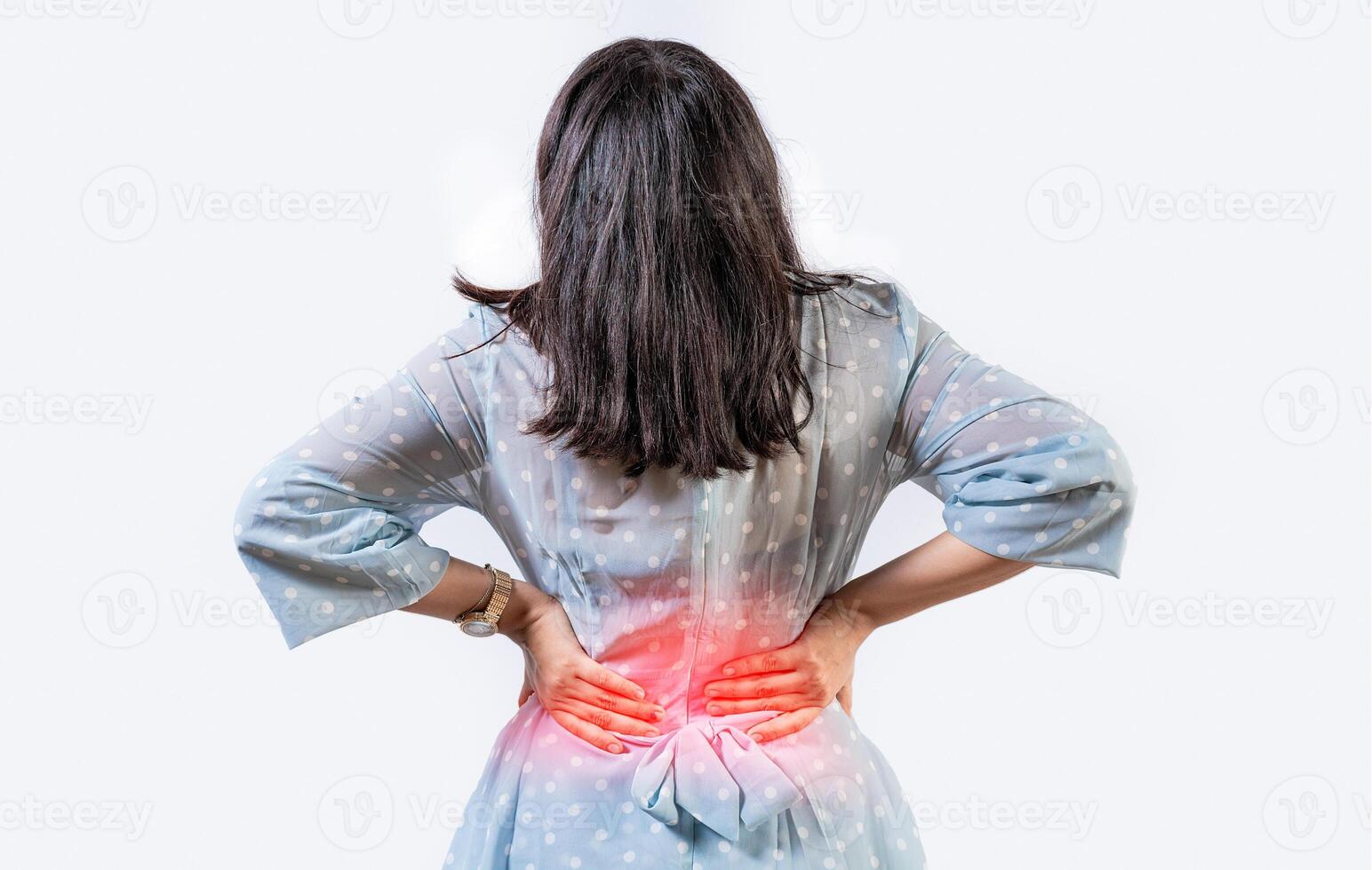 niña con espina problemas aislado. mujer con espalda dolor en aislado antecedentes. lumbar problemas concepto. un dolorido niña con espalda dolor foto