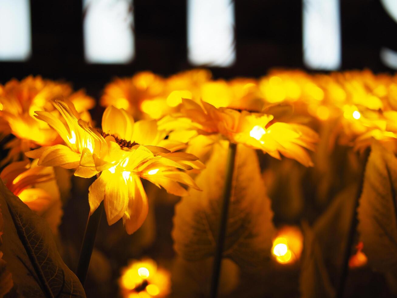 mano hecho tulipán y eléctrico ligero bulbo creat para voló ligero flores celebrar ciudad foto