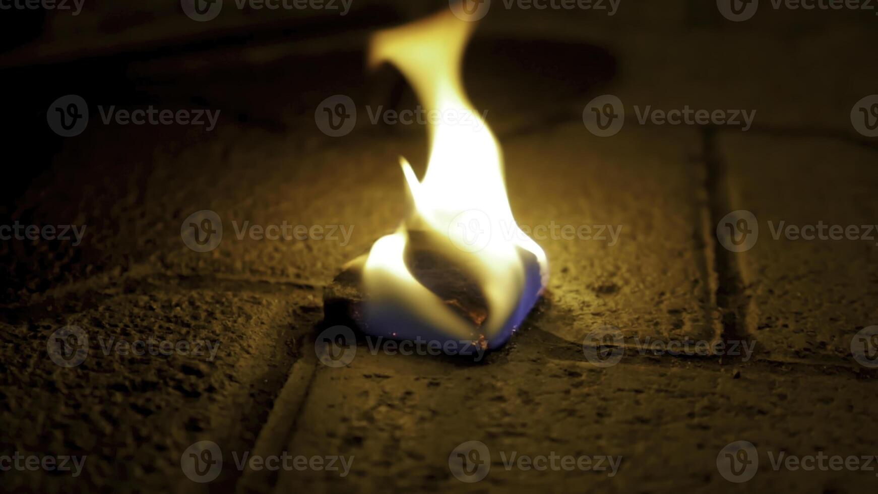 carbón fuego con madera en cemento. carbón de fuego en el Roca piso foto