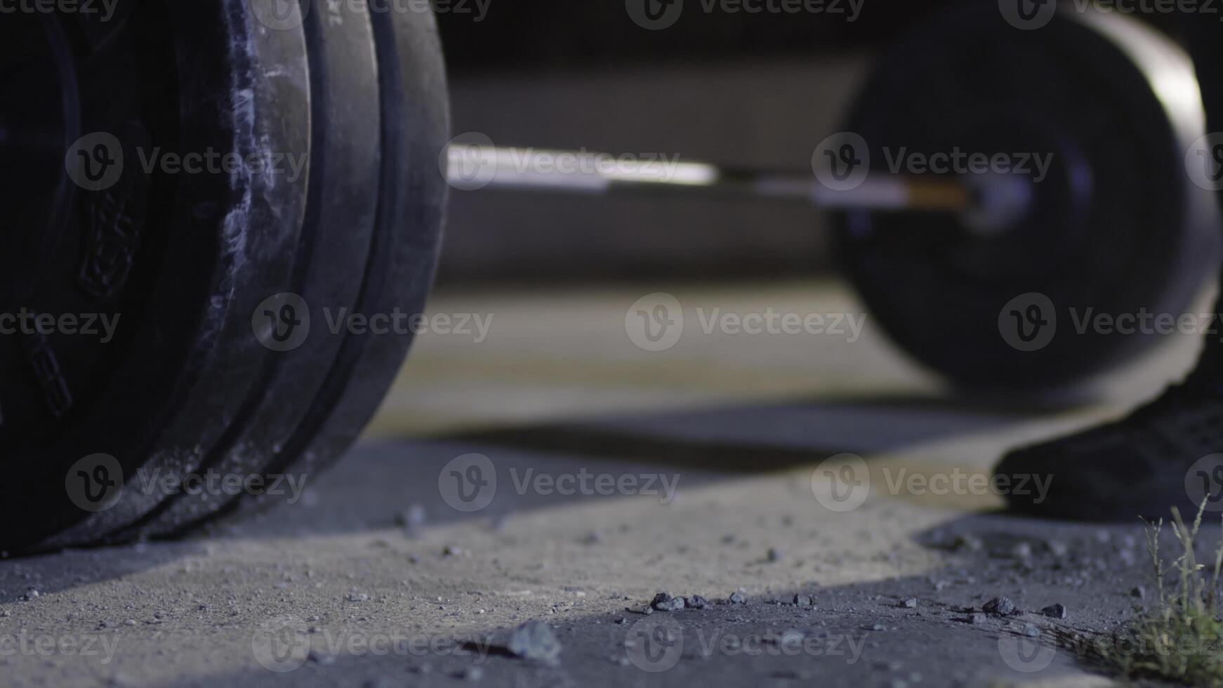 barra con pesas para peso muerto y pie atleta levantador de pesas competiciones en levantamiento de pesas joven atleta consiguiendo Listo para peso levantamiento capacitación. levantador de pesas mano en talco preparando a banco prensa. piernas hombres foto