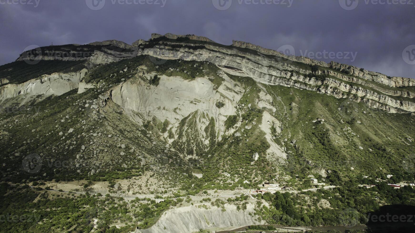 parte superior ver de montañas con arenoso acantilados acción. hermosa montaña con verde y rocoso laderas montaña con arenoso pendientes y verde arboles en verano foto