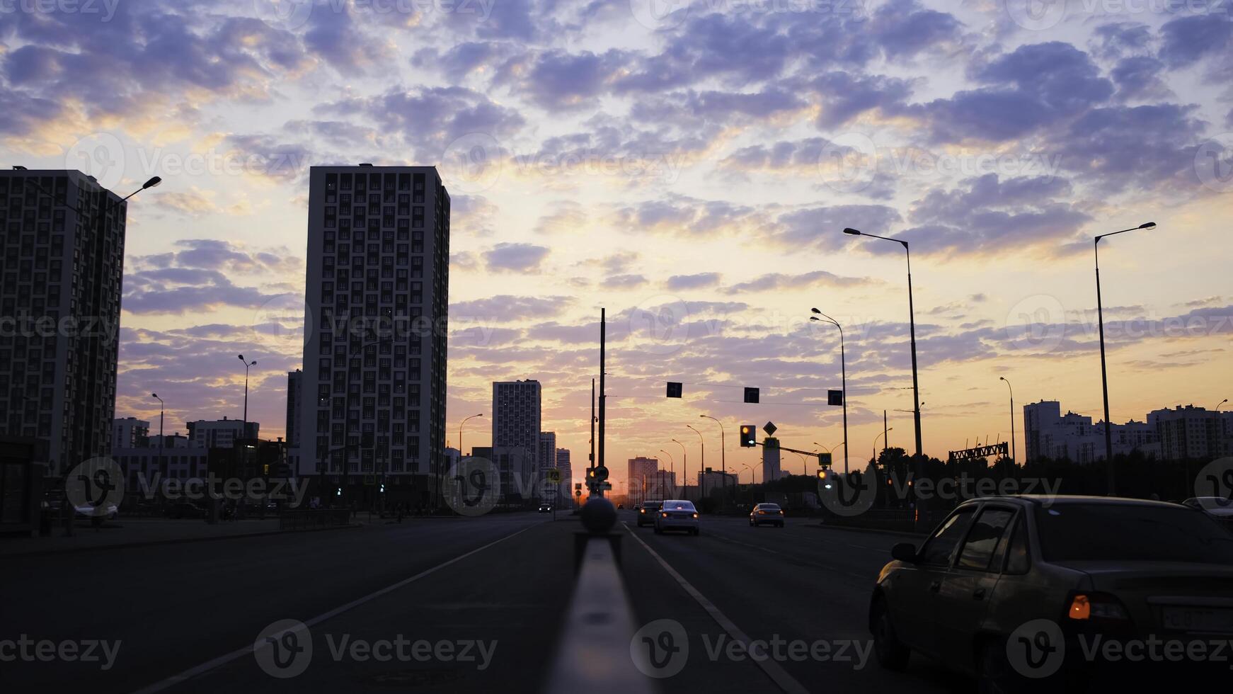 hermosa ver de ciudad autopista en antecedentes de puesta de sol con nubes concepto. simétrico ver con tráfico en dos carril ciudad autopista con brillante noche cielo y nubes foto