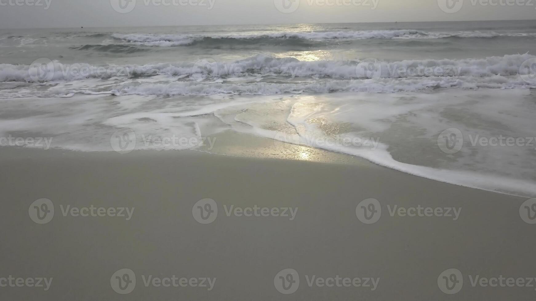 puesta de sol crepúsculo oscuridad playa ola Dom. video. increíblemente hermosa puesta de sol en el playa en tailandia sol, cielo, mar, olas y arena. un fiesta por el mar foto