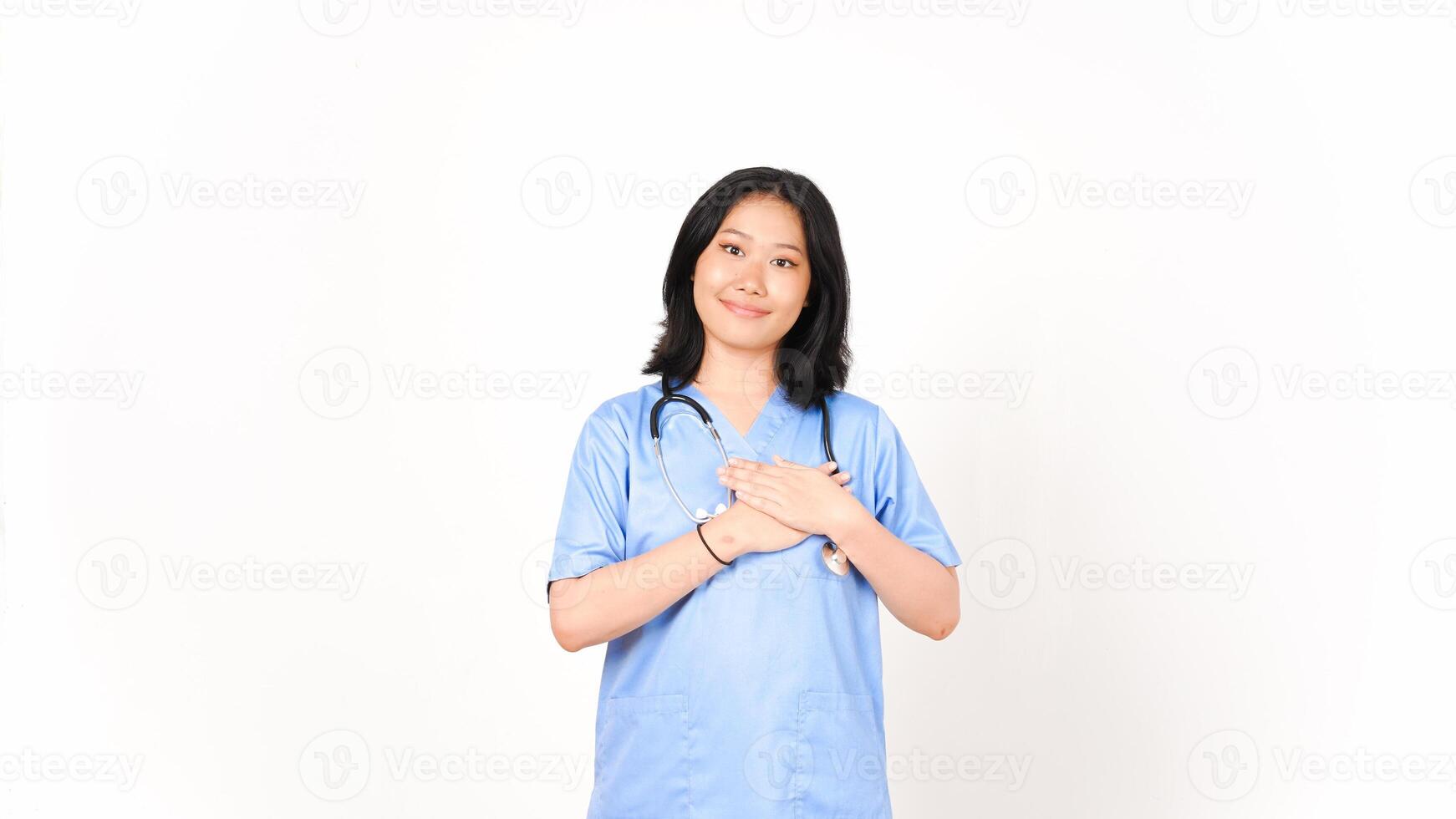 joven asiático hembra médico mano en cofre agradecido gesto aislado en blanco antecedentes foto