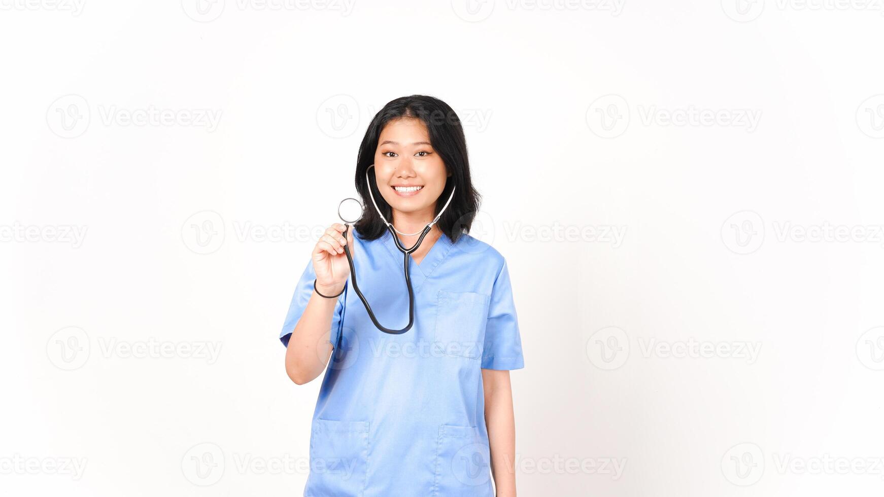 joven asiático hembra médico sonrisa y participación el estetoscopio aislado en blanco antecedentes foto