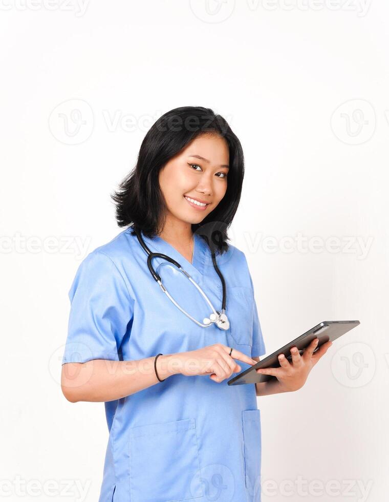 joven asiático hembra médico utilizando tableta para trabajo y sonriente aislado en blanco antecedentes foto