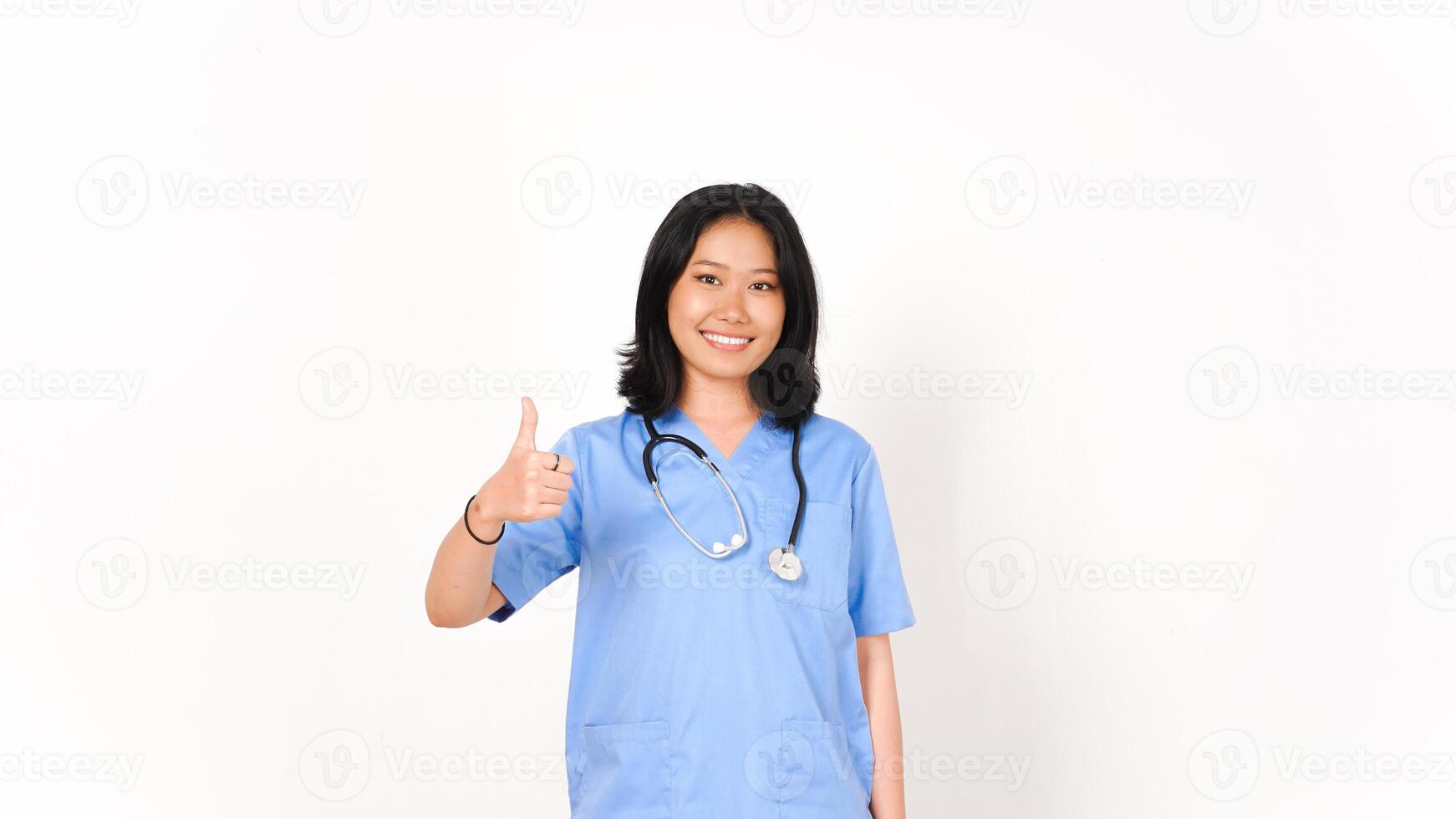 joven asiático hembra médico demostración pulgares arriba aislado en blanco antecedentes foto